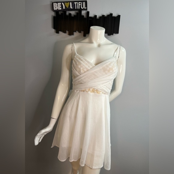 DOUBLE Crazy Tie Back Embroidered Mesh Bodice Dress. Size Medium - Picture 4 of 12